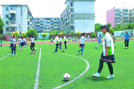 东站小学六(1)班学生在上足球课(近者为该校女足队前锋韩鑫淼 本版