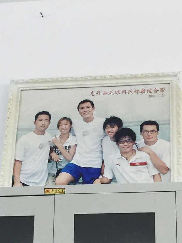 丁常宝办公室书架上的合影。 宋承良 图