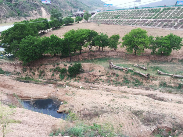 正在营建的锻炼园地。 宋承良 图