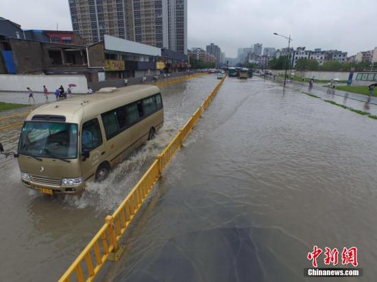 7月21日早，浙江杭州遭遇强降雨，市区多处路段出现积水，部分路段通行一度中断。 中新社发 李晨韵 摄