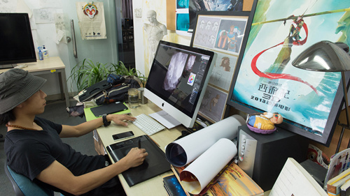 7月17日,一位设计师在北京"十月动画工坊"工作室工作.