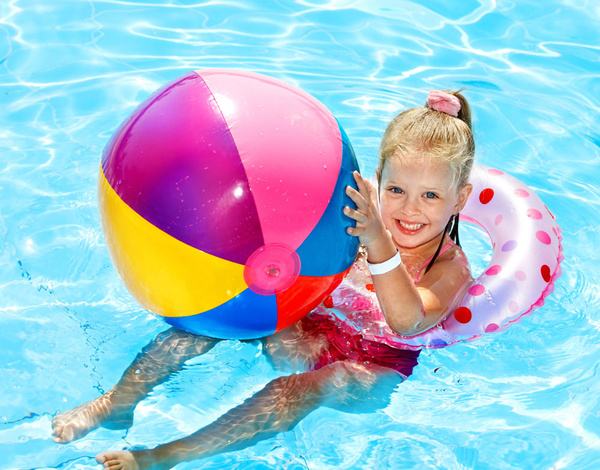 夏天游泳怎么防晒 八个小方法晒不黑。