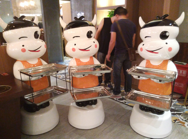 青岛首家机器人餐厅开业 吃货食堂引领餐饮业