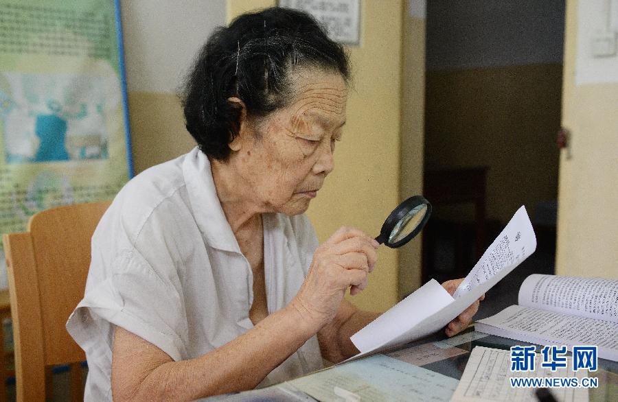 7月22日,吴合在查看病历.