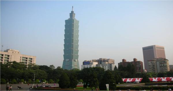 台北101大楼在迪拜塔建成之前曾是世界第一高楼。