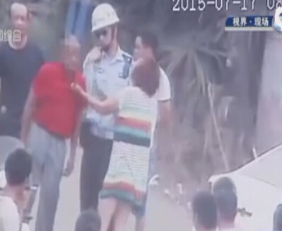 之后警察将二人带到派出所了解情况,得知男子因经常酒后家暴,妻子不堪忍受才做出了如此举动。