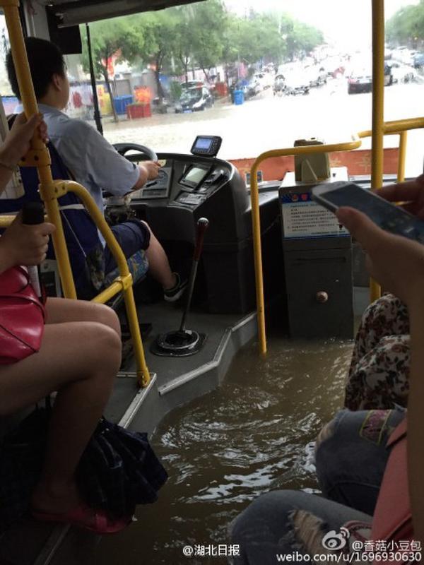武汉暴雨市区多处积水 公交车进水变成船