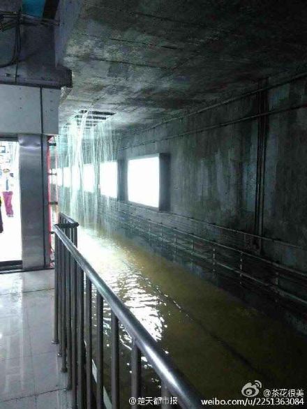 暴雨突袭武汉 地铁停运出现龙吐水景观(图)