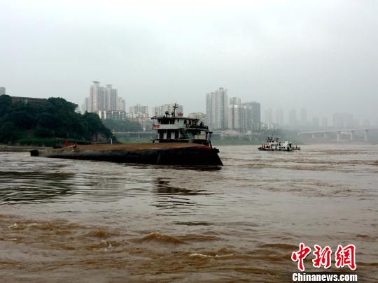 航道部门正在对翻沉船只进行扶正打捞。 长江重庆航道局 摄