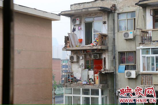郑州两户居民家阳台从天而降 楼上多处现裂缝