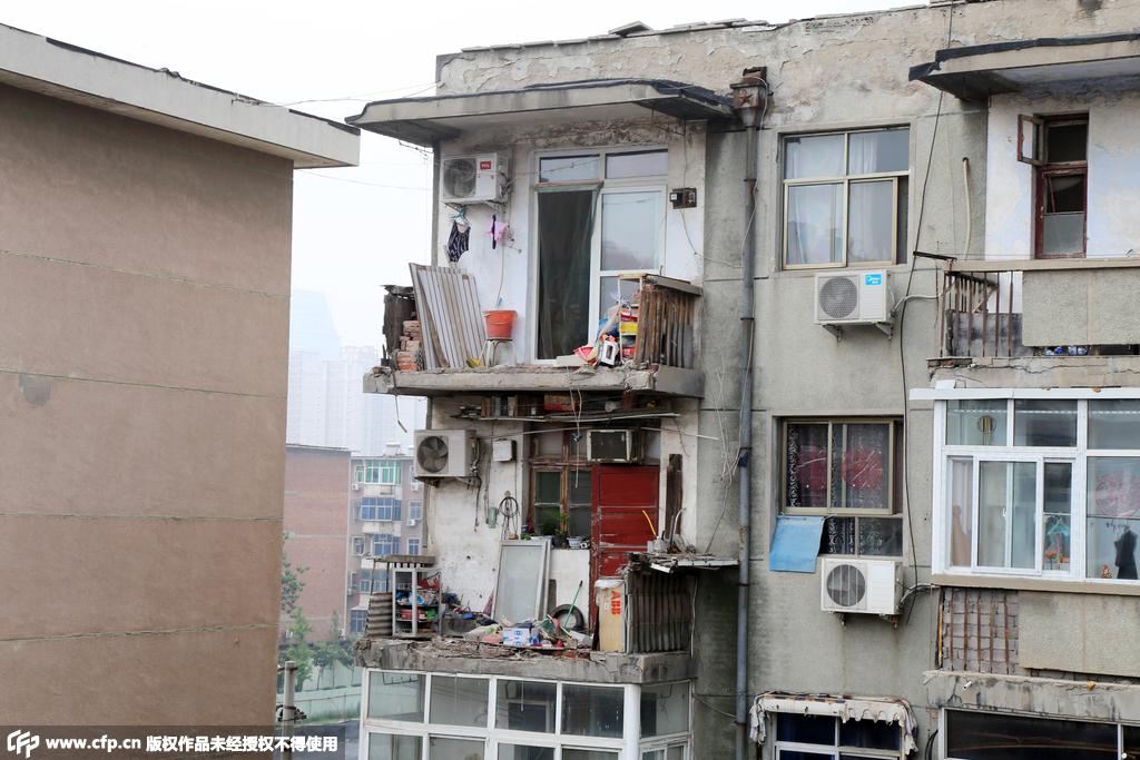郑州两户居民家阳台"从天而降" 楼上多处现裂缝(组图)