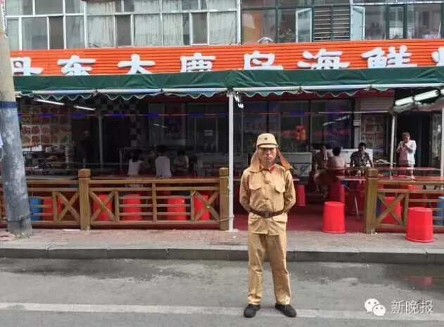 记者来到位于道外区北七道街的“丹东大鹿岛海鲜烧烤店”。因为已过饭口,到店用餐的顾客比较少。网友们指认的所谓“日本兵”正在饭店角落一个小板凳上歇息。由于天气较热,他没有戴帽子,身上的日本军服也解开了几个扣子。