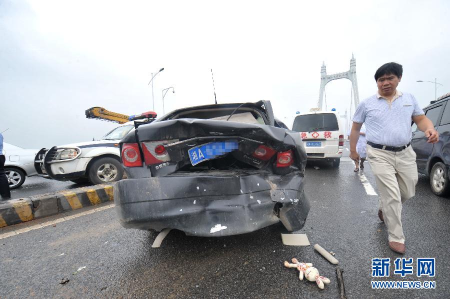 湖南长沙三汊矶大桥东西双向车道相同路段几乎同时各发生一起交通事故