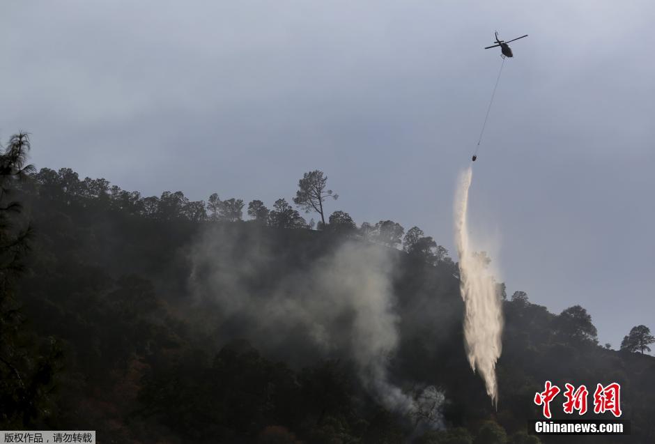 美国加州山火持续蔓延 直升机空中灭火(组图),