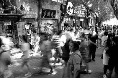 南锣鼓巷游人如织。京华时报记者 谭青 摄