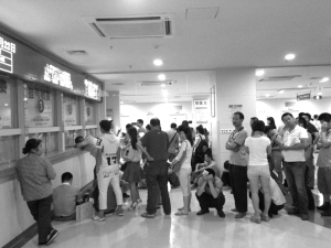 重庆市儿童医院,市民正在排队挂号