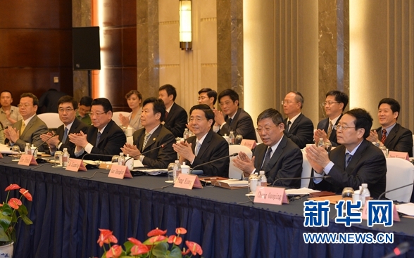 外交部、公安部、民政部25日在上海共同召开境外非政府组织座谈会。国务委员、公安部部长郭声琨(前排右三)主持座谈会并讲话。 盛一鸣