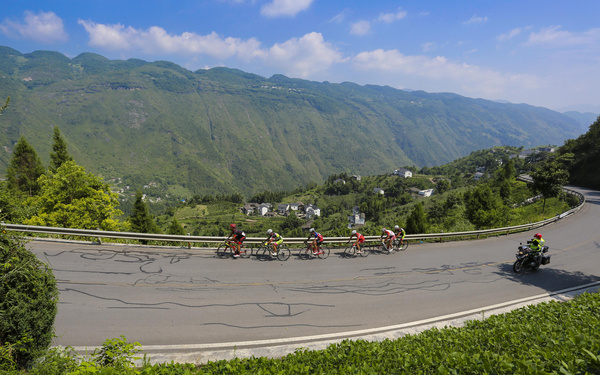 2015年中国自行车联赛·天坑地缝站奉节开赛
