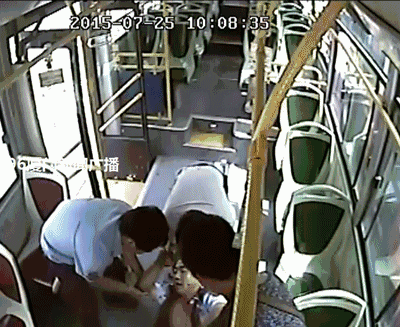 [正能量]中国好司机!公交车师傅踩下刹车后喷血