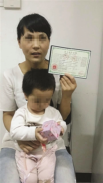 母亲随身带的证件对付审查。