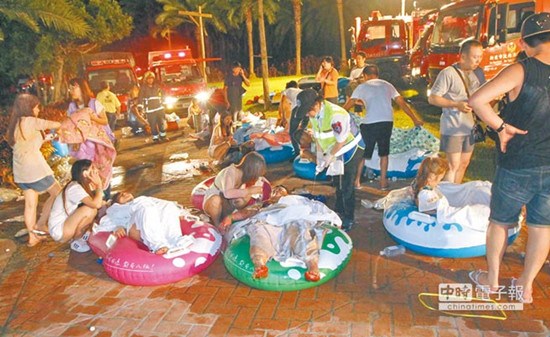 八仙乐园6月27日发生粉尘爆炸事件，图为当时大家合力将伤员送出急救。资料图来源 台湾“中时电子报”