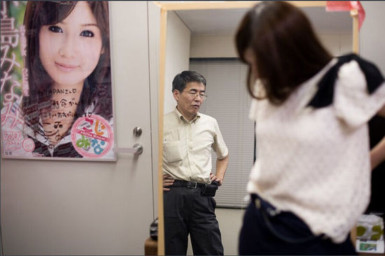日本伦理电影排行_日本每年产出38000部色情电影,1%女性曾任女主角(2)