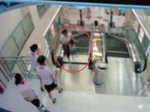 场电梯吃人事件:荆州一女子被卷入商场电梯绞死