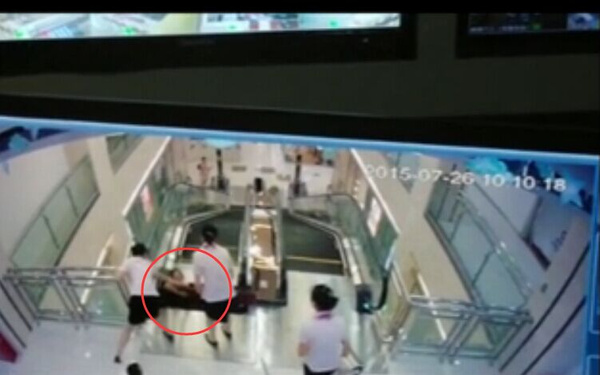 场电梯吃人事件:荆州一女子被卷入商场电梯绞