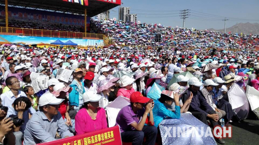 7月28日,由中国登山协会和青海省体育局主办的2015中国 海东(乐都)高原国际攀岩精英赛在青海省海东市乐都区体育场激情开幕。