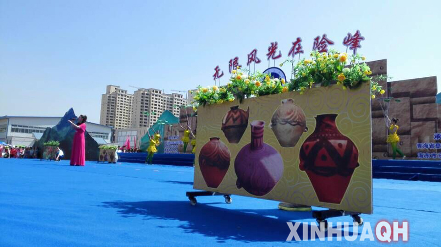 7月28日,由中国登山协会和青海省体育局主办的2015中国 海东(乐都)高原国际攀岩精英赛在青海省海东市乐都区体育场激情开幕。