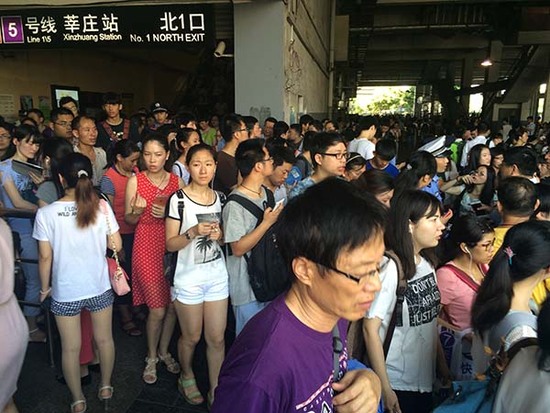 上海1号线故障 早高峰大量乘客滞留
