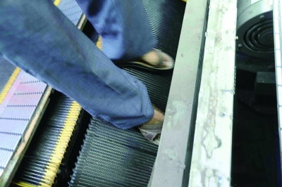 鄂荆州电梯夺人命 认定为安全生产责任事故 网传电梯踏板有安全盲区