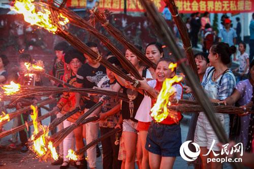 四川石棉:新场彝家新寨喜迎第一个火把节(组图)