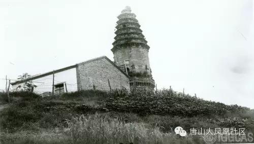 遵化县马兰峪村塔山小塔,为砖结构,建造年代不详,震后塔顶被震断,整体