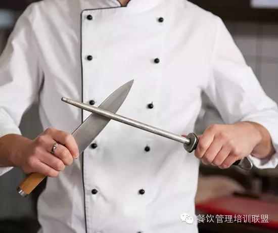 烹饪刀法依据刀与原料的接触角度,分为平刀法,斜刀法,直刀法,剞刀法和
