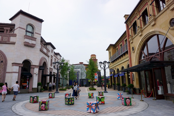 奕欧来是一处精品旅游购物村,隶属唯泰集团,大名鼎鼎的英国比斯特购物