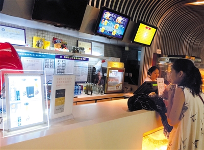 7月26日，王府井新东安百老汇影城，观众在影城商店购买饮料。新京报记者 薛�B 摄