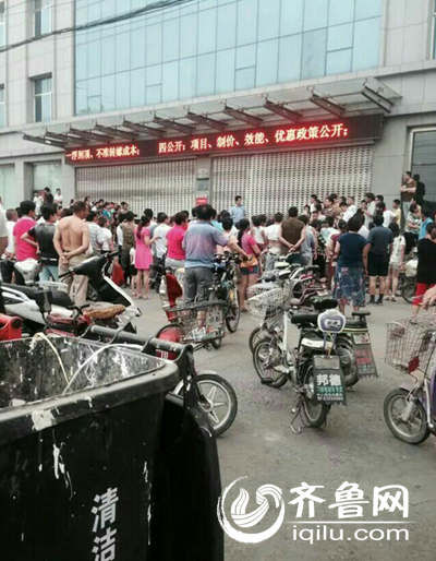 女子綁架人質現場,市民紛繁圍觀蓋住了路