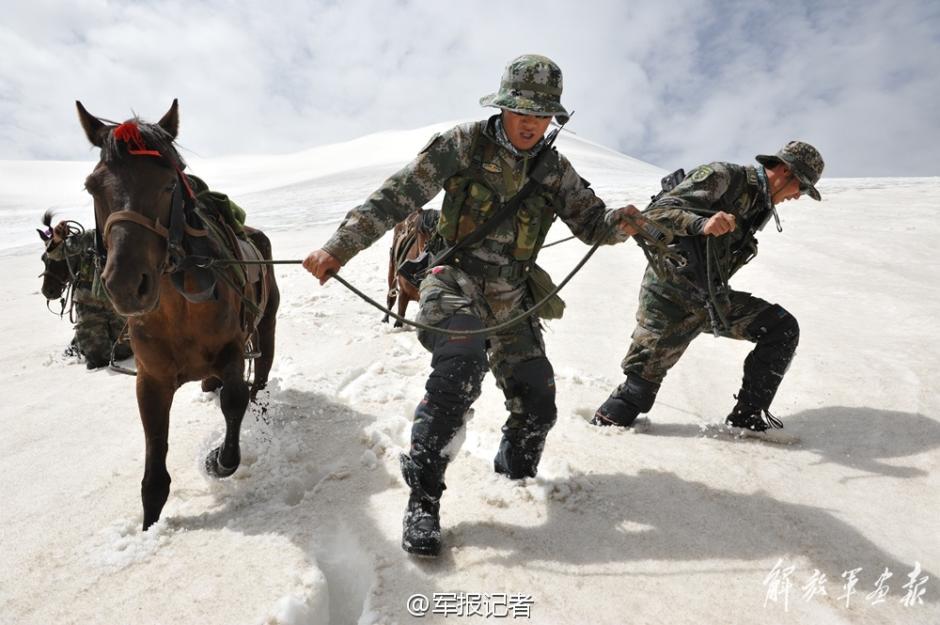 驻高原边防兵配发新式奔尼帽(1/9)(组图)