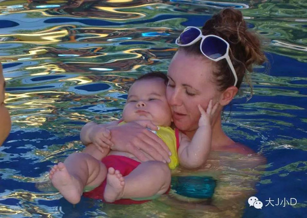高端亲子游泳课的动作,平时也能和宝宝一起做