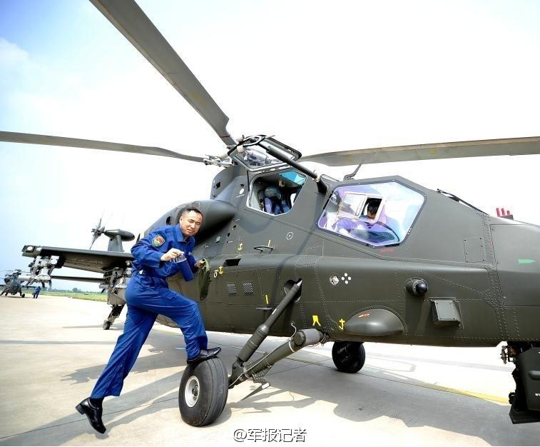 7月28日,中国陆军航空兵第一支直升机特技飞行表演队——"风雷"飞行