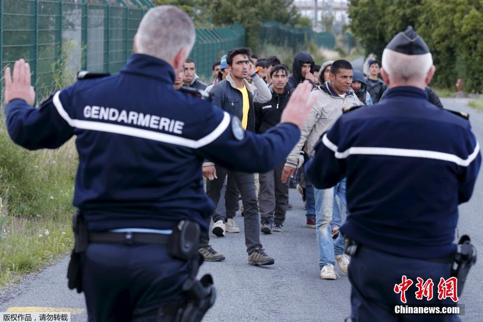 法国警方增设警力阻挡偷渡者进入海底隧道(组