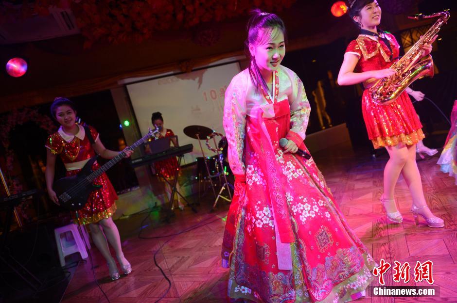 呼和浩特一餐厅聘请朝鲜姑娘表演歌舞(组图)