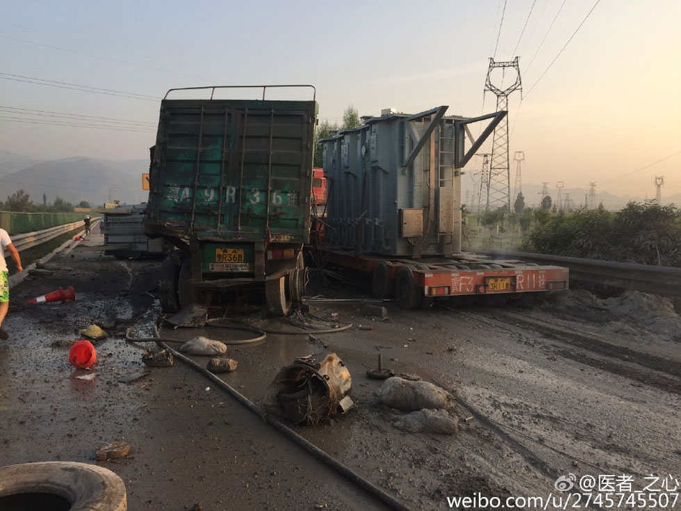 据山西省交警总队消息,昨晚(29日),山西五保高速公路忻阜段忻州方向