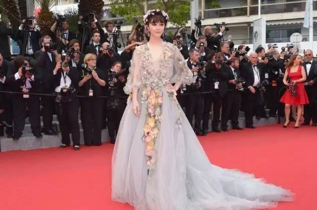 范冰冰以"花仙子"电影亮相第68届戛纳电影节红毯造型三段爱情故事虐图片