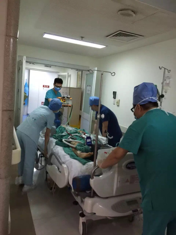 《医院故事:周末急诊手术纪实》