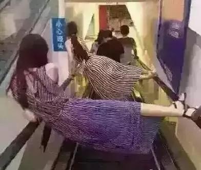 26日,湖北荆州一女子被手扶电梯卷入后身亡.