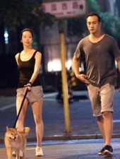 黄觉夫妇深夜遛狗 麦子穿运动短裤秀身材