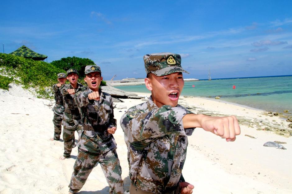 但岛上的官兵不畏艰苦环境,热爱海岛,扎根海岛,以苦为乐,把海岛当作