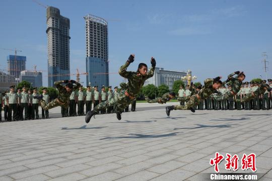 武警水电二总队勤务中队战士进行了倒功表演.徐迎华 摄